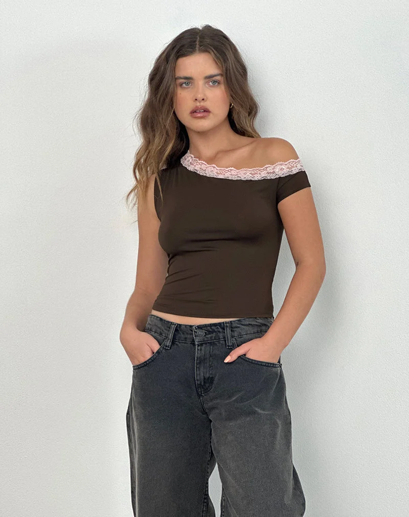 Soleh One Shoulder Top aus braunem Slinky mit rosa Spitze