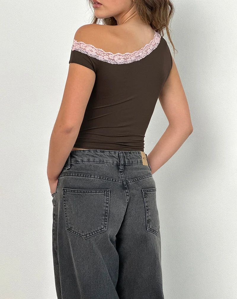 Soleh One Shoulder Top aus braunem Slinky mit rosa Spitze