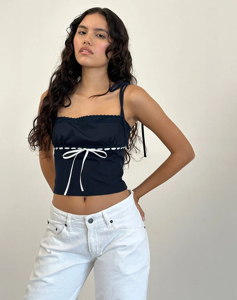 Karisa Cami Top in Marineblau mit weißer Borte