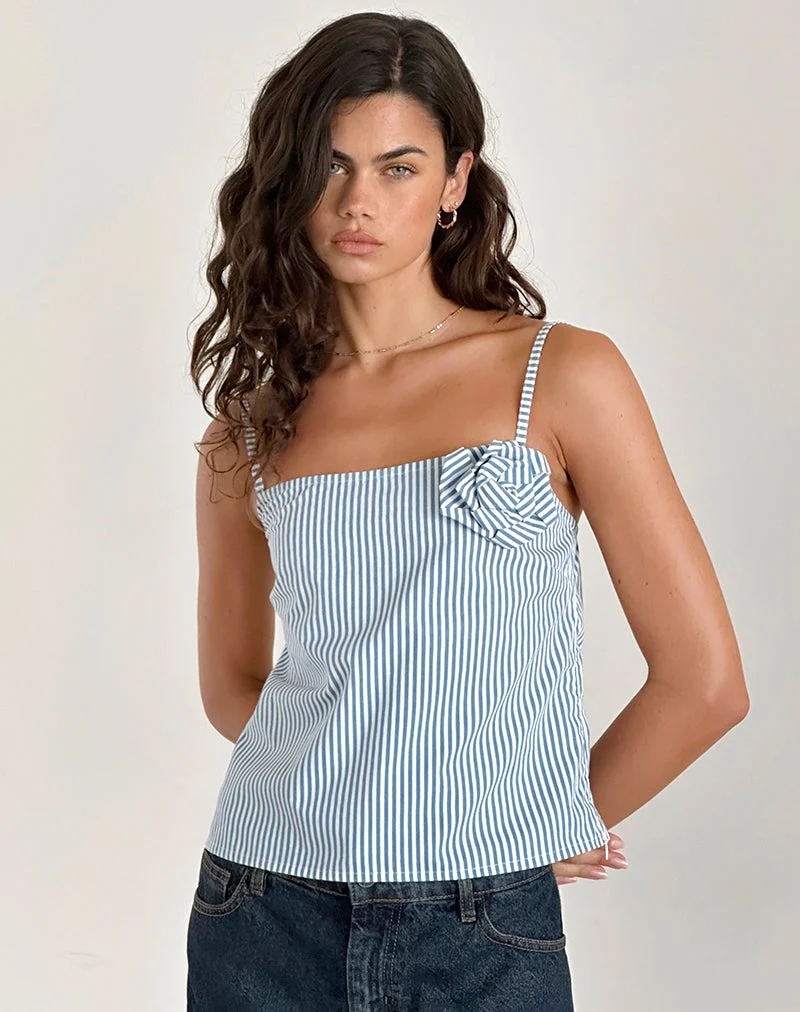 Flowa Top in Blau Kleiner vertikaler Streifen mit Rosette