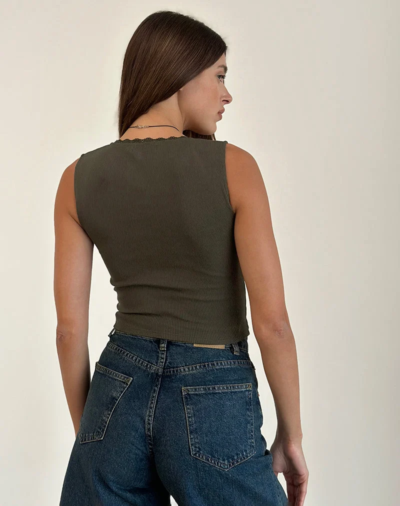 Jinila Top in Olive mit Spitzenbesatz und Schleife