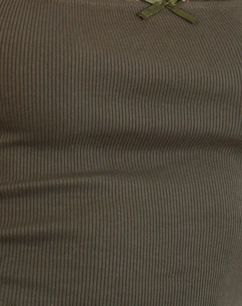 Jinila Top in Olive mit Spitzenbesatz und Schleife