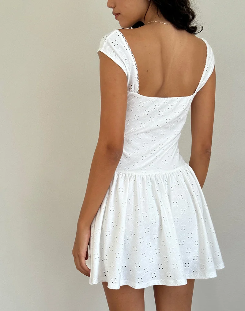 Misty Mini-Teekleid in Broderie Weiß