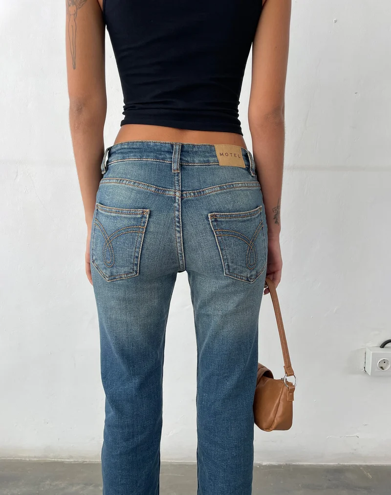 Low Rise Bootleg Jeans in Mid Vintage Blau
