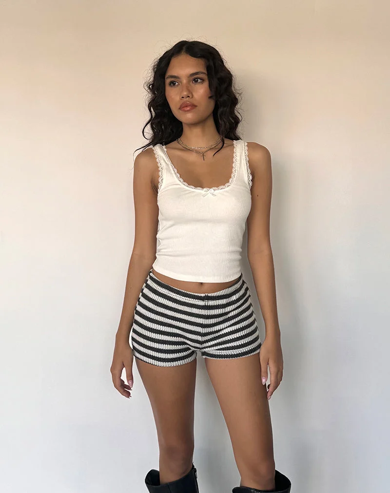 Nikaya Shorts aus gestreiftem Strick in Schwarz und Weiß