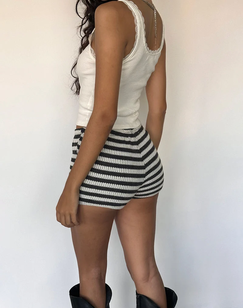 Nikaya Shorts aus gestreiftem Strick in Schwarz und Weiß