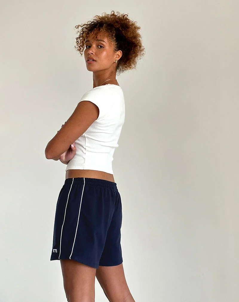 Thera Short in Marineblau mit weißer Paspelierung und M-Emblem